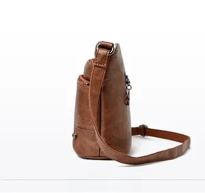 Vue latérale détaillée du sac à bandoulière en cuir souple marron avec trois compartiments