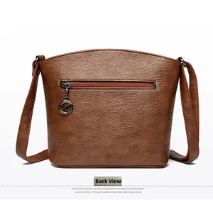 Vue détaillée du dos d'un sac bandoulière marron texturé avec poche zippée