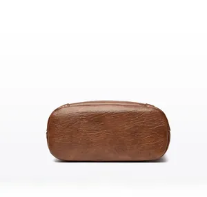 Gros plan détaillé montrant la texture du cuir grainé sur le dessous du sac à main
