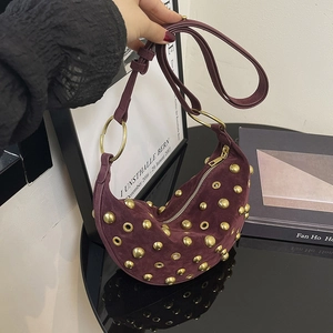 Sac bandoulière demi-lune en daim bordeaux avec rivets dorés et œillets métalliques