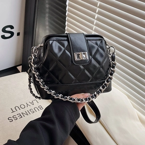 Borsa a mano trapuntata nera con chiusura argento e tracolla a catena stile moderno