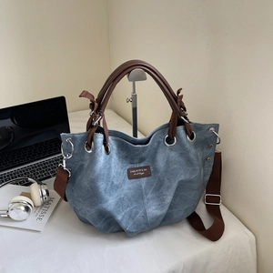 Borsa tote vintage in tela blu con manici in pelle marrone e tracolla regolabile