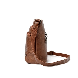 Sac bandoulière marron foncé en cuir souple avec plusieurs zips et large bandoulière