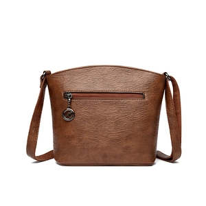 Sac bandoulière en cuir souple marron texturé avec trois compartiments et pendentif kangourou