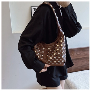Vue détaillée latérale d'un sac porté épaule punk marron avec rivets argentés sur modèle