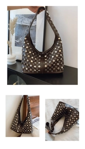 Détail du sac à épaule en cuir marron foncé avec rivets et œillets argentés