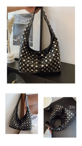 Détail du sac hobo en cuir noir avec clous argentés et intérieur spacieux pratique