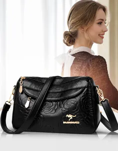 Detail der schwarzen geprägten Ledertasche mit Rosenmuster und goldenem Logo-Akzent