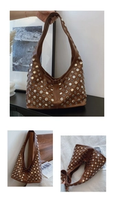 Détail du sac Hobo en cuir marron avec des rivets et œillets argentés décoratifs