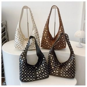 Plusieurs sacs hobo avec rivets métalliques argentés en blanc, marron et noir tendance