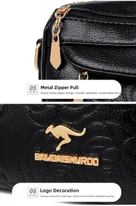 Detail von schwarzem Leder mit Rosenprägung und goldenem Känguru-Logo der Handtasche