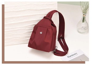 Dettaglio mini zaino bordeaux in tessuto Oxford con design a pieghe e logo