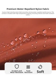 Dettaglio macro del tessuto in nylon marrone impermeabile con gocce d'acqua e texture