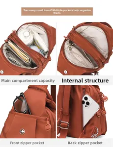 Dettaglio dello zaino in nylon rosso mattone con tasca antifurto e scomparti multistrato