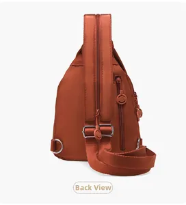 Vista posteriore dello zaino antifurto in tessuto Oxford bordeaux con tracolla regolabile