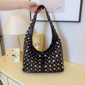 Sac hobo en cuir noir à la mode avec œillets métalliques argentés et rivets décoratifs