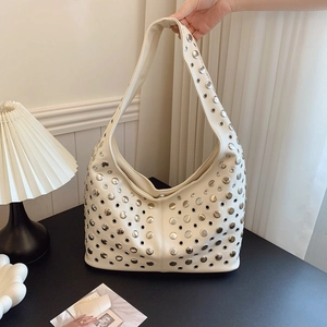 Sac fourre-tout beige chic avec rivets métalliques argentés et œillets sur cuir souple