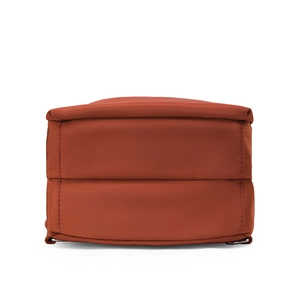 Vista posteriore del mini zaino in tessuto Oxford rosso mattone con cuciture e anelli a D
