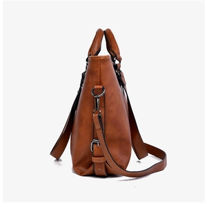 Detailansicht der karamellbraunen Shopper-Tasche mit Litschistruktur und verstellbarem Gurt