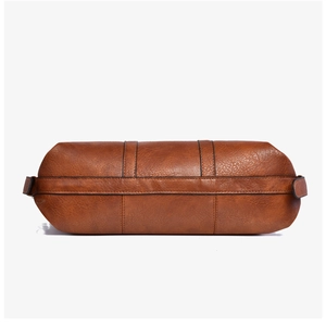 Detailansicht des Taschenbodens aus braunem Leder mit verstärkten Nähten und Textur