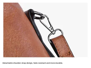 Details der langlebigen Gunmetal-Hardware und des abnehmbaren Lederriemens mit Vintage-Textur