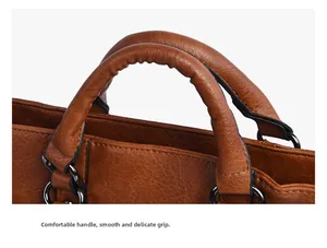 Nahaufnahme der genarbten Lederstruktur und robuster Henkel der braunen Tote Bag