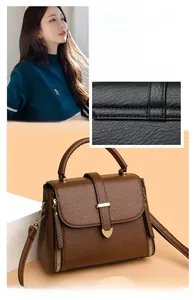 Détails du sac à main vintage en similicuir grainé avec boucle en métal en forme de cœur