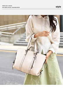 Detailansicht einer großen cremefarbenen Shopper-Tasche mit Lederstruktur und Reißverschluss