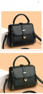 Détails de sacs en cuir grainé avec boucles dorées en forme de cœur, noir et vert foncé