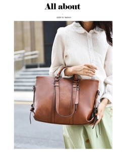 Detail der braunen Retro-Tote-Tasche mit Ledertextur und stabilen Doppelgriffen