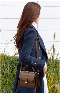 Détail du sac en cuir texturé avec fermoir cœur doré et bandoulière amovible réglable