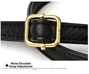 Détail de la bandoulière réglable en cuir noir avec boucle métallique dorée de qualité