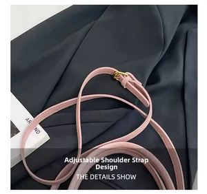 Détail de la bandoulière réglable en cuir rose avec boucle dorée du sac seau
