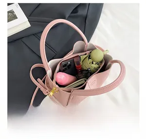 Vue intérieure du sac seau rose montrant sa grande capacité pour téléphone et objets