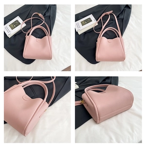 Détails du sac seau en cuir rose à texture litchi avec double poignée et sangle