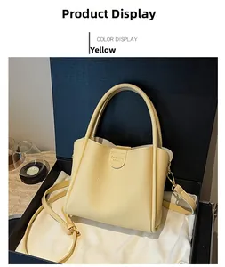 Vue détaillée du sac seau jaune à motif litchi avec inscription dorée élégante