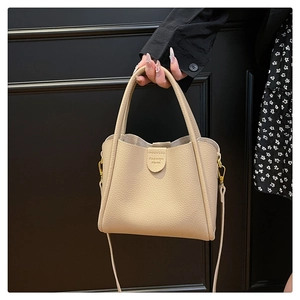 Détail du sac seau en cuir grainé avec logo Fashion & Bags gravé dessus