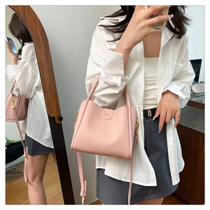 Sac seau rose à grain litchi avec bandoulière réglable et logo à la mode