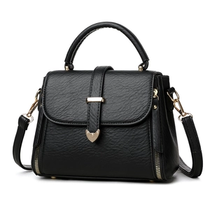 Sac cabas noir en cuir grainé avec boucle dorée en cœur et bandoulière amovible