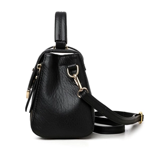 Sac à main classique en cuir noir avec ferrures dorées et bandoulière réglable
