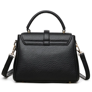 Sac cabas classique noir en cuir à motif litchi avec poignée et détails dorés chic