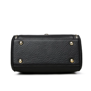 Vue du dessous du sac à main en cuir noir avec quatre clous de protection en métal doré