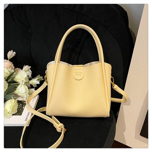 Détail du sac seau en cuir jaune clair à grain lychee avec gaufrage FASHION & BAGS