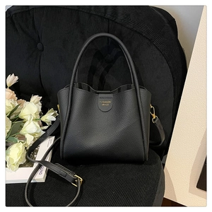 Vue détaillée du sac seau noir en cuir grainé avec marquage doré fashion et boucles