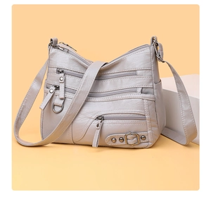 Borsa a tracolla grigio chiaro con tasche multiple, ecopelle morbida e dettagli metallici