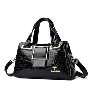 Elegante borsa nera in vernice a motivo coccodrillo con fibbia dorata e manico
