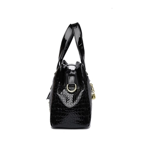 Elegante borsa a mano nera in finta pelle di coccodrillo con dettagli in metallo dorato