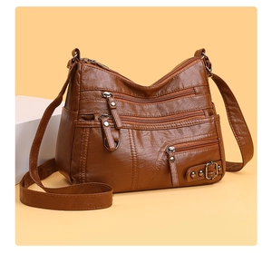 Dettaglio borsa marrone in pelle PU con design multi-tasca e tracolla regolabile