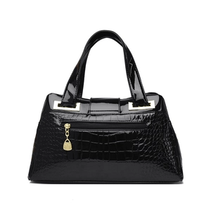 Elegante borsa a mano nera in vernice a stampa coccodrillo con dettagli in metallo oro