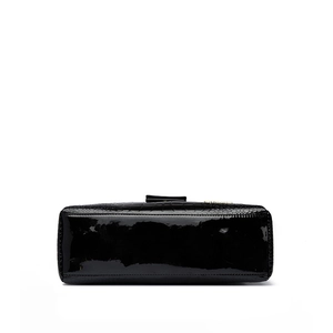 Vista inferiore della borsa in pelle verniciata nera con stampa cocco e logo oro